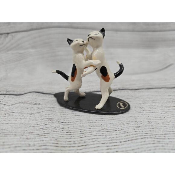 Rare Hagen Renaker Dancing Cats Romantic on a Black Ceramic Base